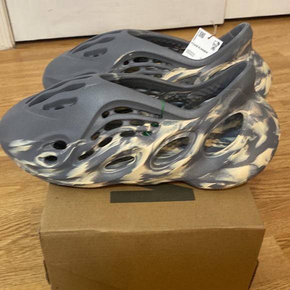 New in Box Stock X Adidas YZY Foam Runner Men’s size 10 - Picture 4 of 8